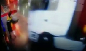 Tırın altında kalmaktan son anda kurtuldu, toprağı öptü