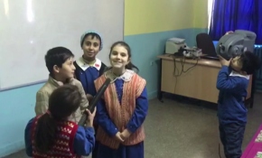 Elektrikli süpürgeyi kamera yapıp Çalışan Gazeteciler Günü'nü kutladılar