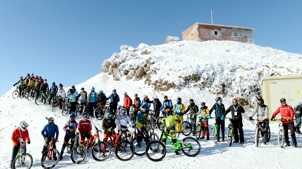 Küçük kazaların yaşandığı etkinlikte bisikletçiler, yaklaşık 900 metre yükseklikten zorlu koşullarda inerek festival alanına ulaştı.