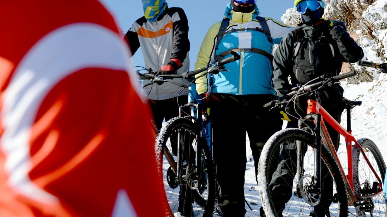Adrenalin ve heyecan dolu dakikalar yaşayan katılımcılar, daha sonra festival alanında kardan oluşturulan bisiklet parkurunda gösteri yaptı.