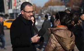 Bakan Kasapoğlu Gazeteciler Günü'nde muhabir oldu, sokağa çıktı