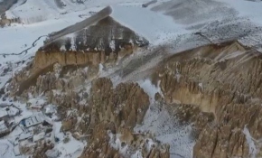 Peribacaları, oyma evleri ve doğal mağaralarıyla Vanadokya