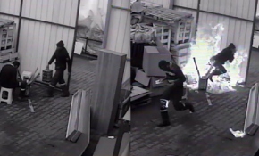 Ateşe tiner dökünce alevler arasında kaldı