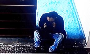 Camideki ayakkabıyı önce kokladı, sonra çaldı