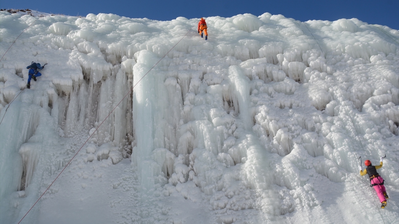 Palandöken Kayak Merkezi`nin alt kısmında başlanan "3200 Dağ Kayağı Şampiyonası İl Birinciliği"  yarışları kapsamında, sporcular Paladöken Dağı`nın 3200 rakımlı zirvesine tırmandı.