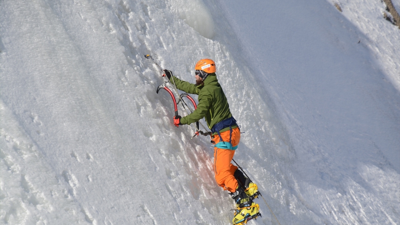 Ardından buradan inişe geçen kayakçılar, bitiş çizgisine ilk önce ulaşmak için kıyasıya mücadele etti.