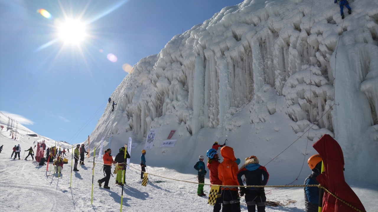 Erzincan, Erzurum ile İstanbul`dan 35 sporcunun yer aldığı yarışlarda, dereceye girenlere madalya ve ödülleri verildi.