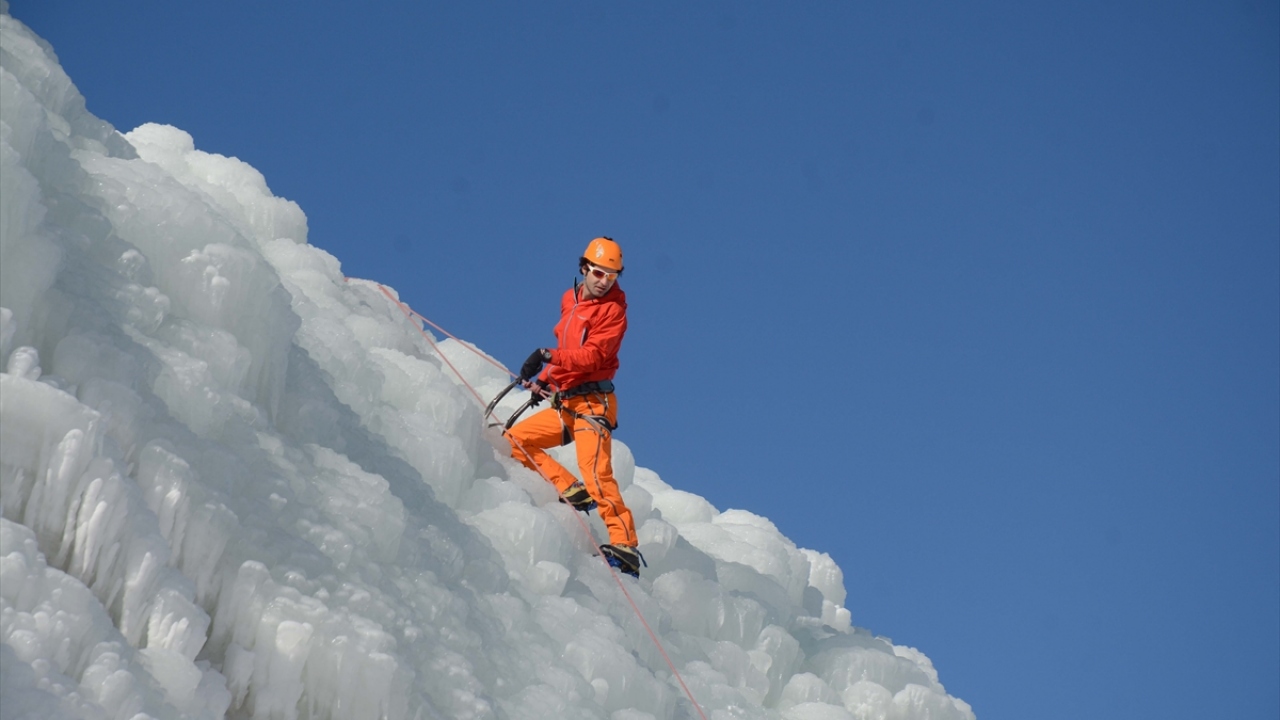 Resmi açılışı dün yapılan ve 20 metre yükseklik ile 150 metre enindeki yapay buz parkında ise aralarında Türkiye`nin önemli dağcılarının da bulunduğu profesyoneller eşliğinde tırmanışlar gerçekleştirildi.