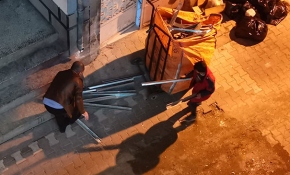 Kağıt toplayan çocuğa yardım eden vatandaş kamerada