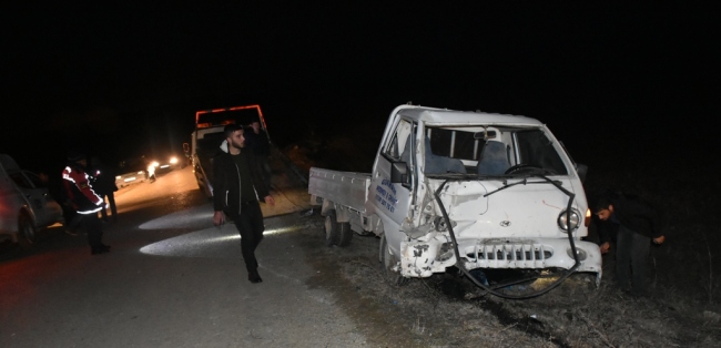 Sinopta elektrik direğine çarpan kamyonetteki baba ve oğlu yaralandı