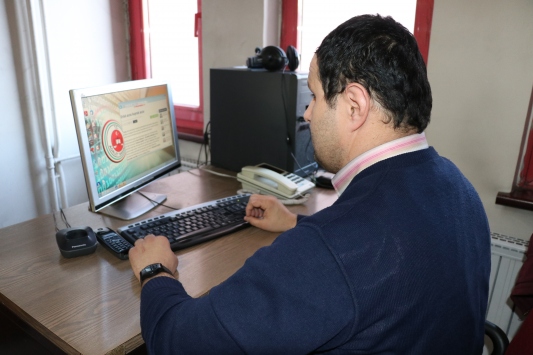 Görme engelli santral memuru azmiyle örnek oluyor