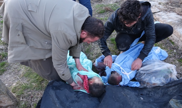 İdlibli aileler bombaların parçaladığı "minik bedenleri" arıyor