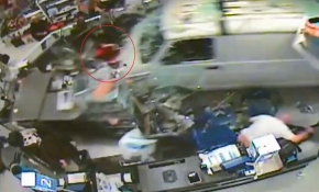 ABD'de kamyonet kontrolden çıktı, mağazaya daldı: 11 yaralı