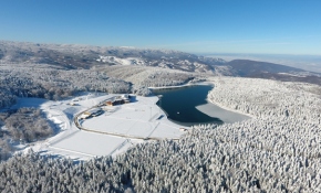 Buz tutan Topuk Yaylası Göleti havadan görüntülendi