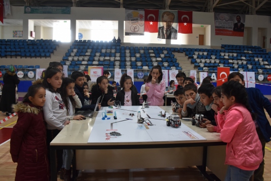 Hakkaride "geleceğin teknoloji yıldızı" adayları yeteneklerini sergiledi