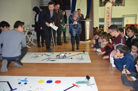 Atölyede tasarladıkları robotlarını şenlikte yarıştırdılar