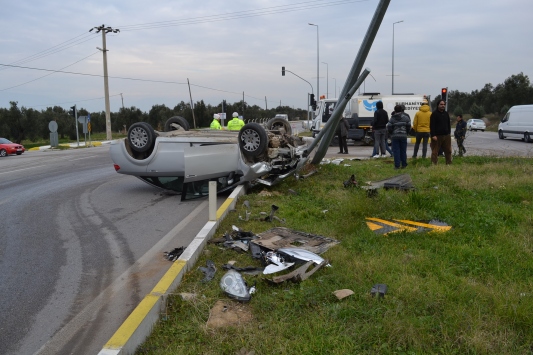 Burhaniyede çarpışan iki otomobilden biri ters döndü: 5 yaralı