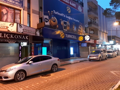 Kaldırım taşıyla camını kırdıkları dükkandan 50 saniyede 80 bin liralık telefon çaldılar