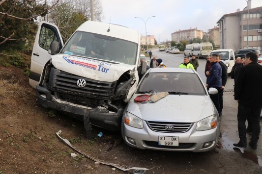 Düzcede servis minibüsü park halindeki iki araca çarptı: 1 yaralı