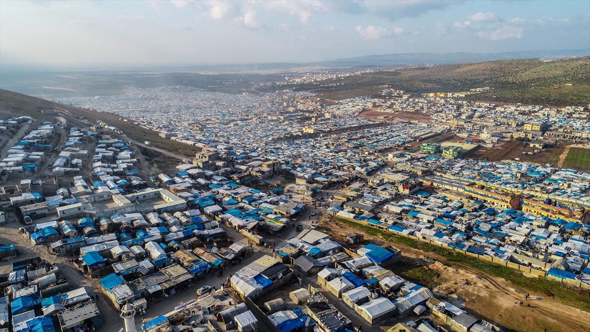 Birbirine 5-6 kilometre mesafede bulunmasına karşın her gün artan nüfuslarıyla birleşmeye yaklaşan bu kamplar, son göçlerle daha da kalabalıklaştı. 