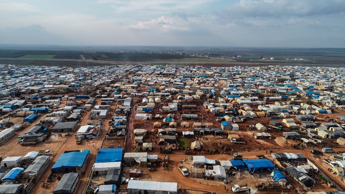 Büyük bölümü altyapısız, derme çatma çadırlarla dolu bu kamplar ve yakın çevresi, yaklaşık 600 bin kişiyi barındırıyor. 