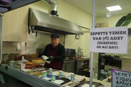 "Sepette köfte-kokoreç" ile ihtiyaç sahiplerini unutmuyor