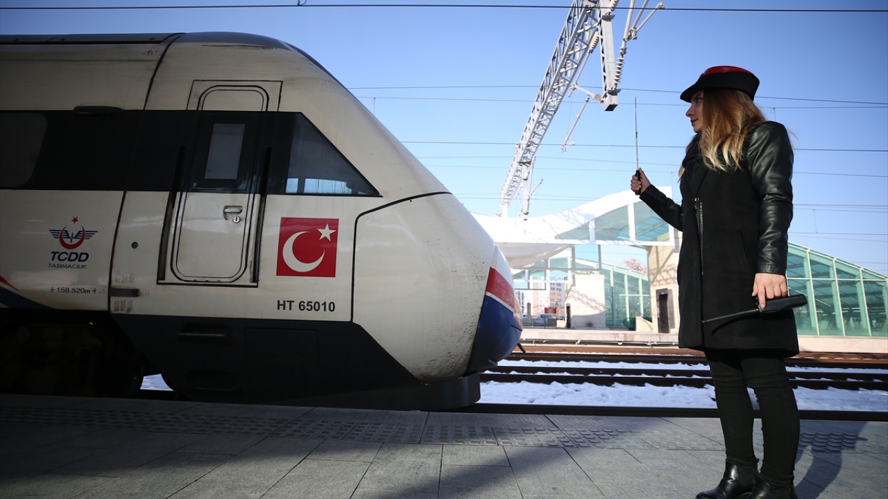Soğuk ya da sıcak demeden görevine başarıyla devam eden Döngel, günde karşıladığı ortalama 40 treninin makinistini yol durumu ve güzergahları hakkında bilgilendiriyor.