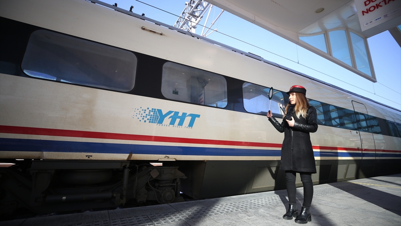 Fadime Döngel, yaptığı açıklamada, bir demir yolu kenti olan Eskişehir`de hemen hemen herkesin tren yolculuğunu tercih ettiğini söyledi.
