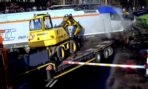 Tren hemzemin geçitte iş makinesi taşıyan tıra çarptı