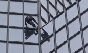 Fransa'nın Örümcek Adam'ından protestoculara destek tırmanışı