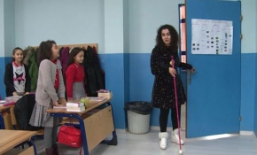 Görme engelli öğretmenin en büyük yardımcısı öğrencileri