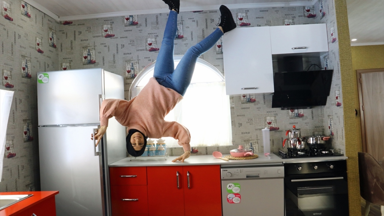 Ters gişesiyle ziyaretçilerini karşılayan ev, park halindeki ters otomobil ve ters kapısıyla ilk andan itibaren misafirlerini şaşırtıyor.