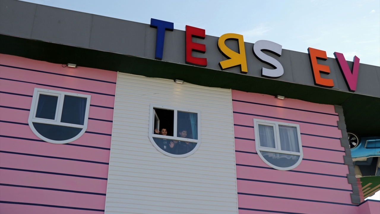 Ters evin ziyaretçilerinden Sema Özgenç ise eve ilk girdiğinde başının döndüğünü, zamanla alıştığını anlatarak, "Kayseri`de ilk olduğu için çok meraklandım. Gayet güzel ve şaşırtıcı. Çok fazla fotoğraf çektirdim. Çok dikkat çekici bir yer." dedi.