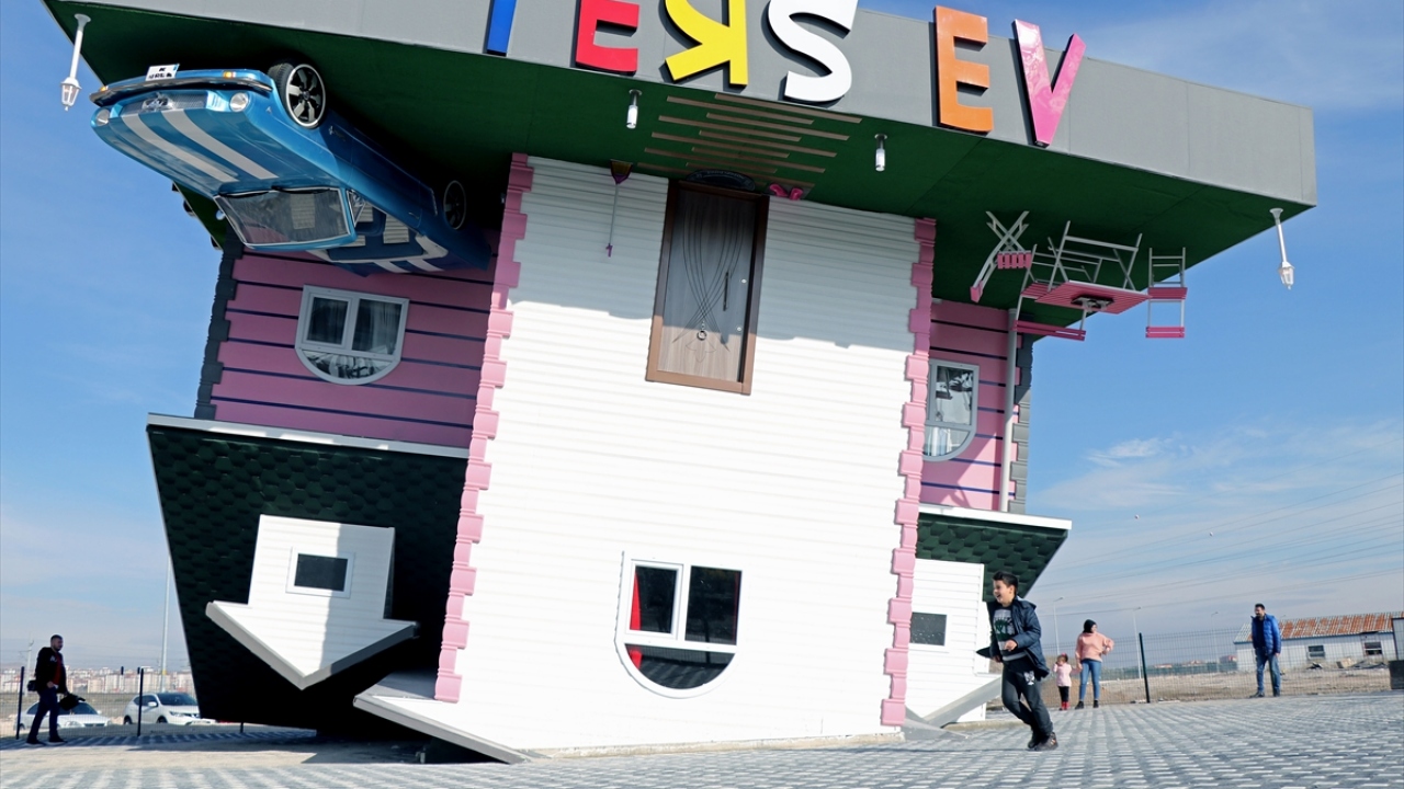 Nilüfer Atlı da ters evde farklı bir deneyim yaşadığını belirterek, "Eve ilk girdiğimde başım döndü. Şu an iyiyim. Herkesin gelip görmesini isterim, çok farklı." ifadelerini kullandı.