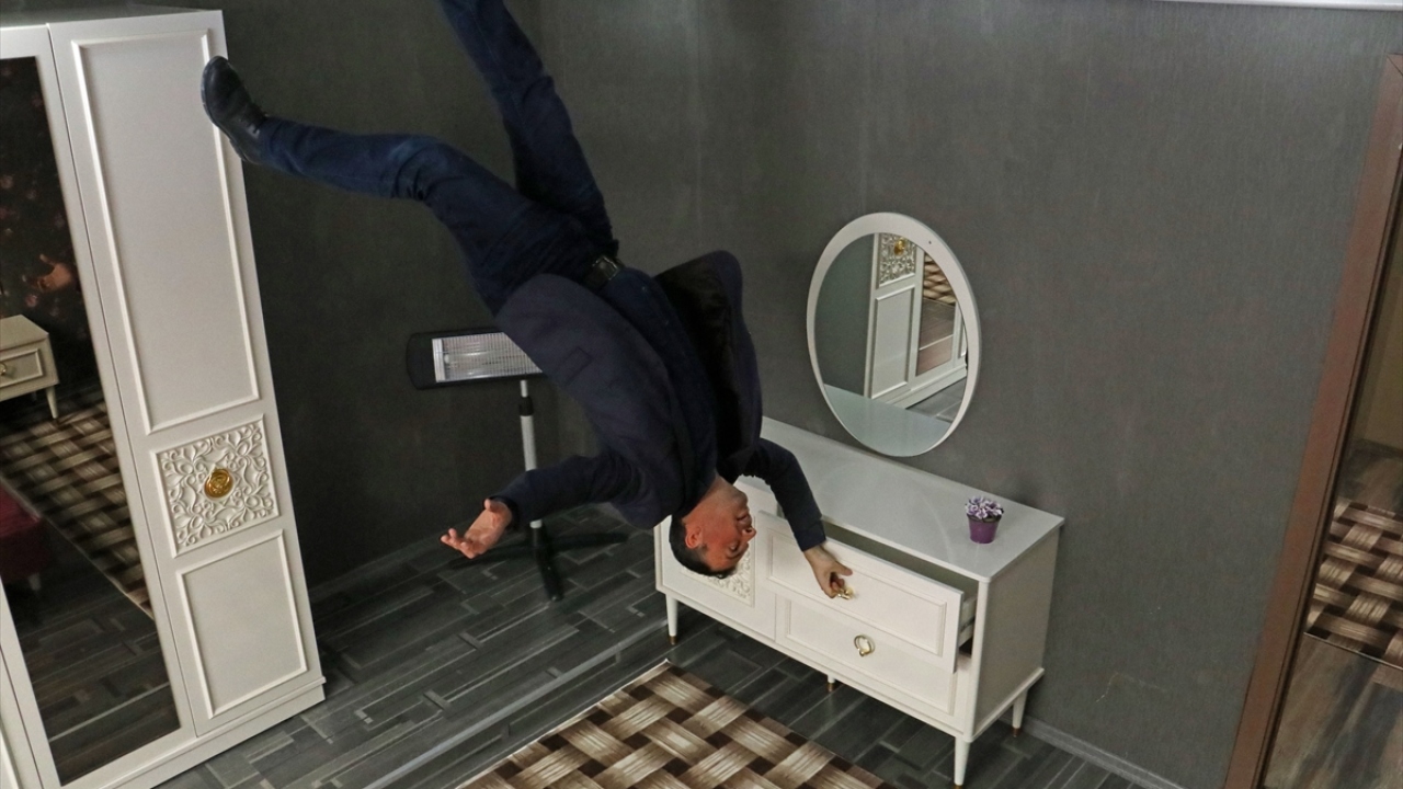 Evin içinde poz veren ziyaretçiler, çektikleri fotoğrafları ters olarak düzenleyip kendilerine tavandaymış görüntüsü veriyor.