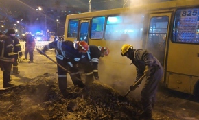 Kiev'de sıcak su borusu patladı, AVM'yi su bastı