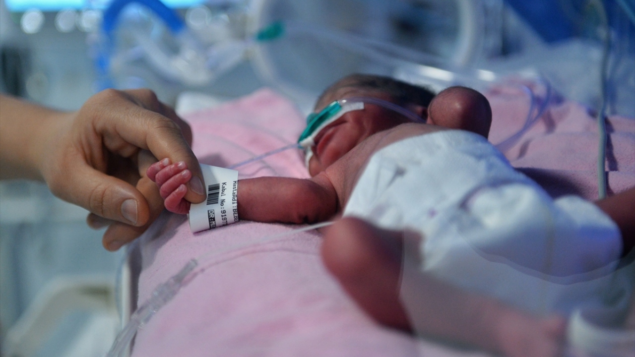 İlk kez dördüz doğumun yaşandığı Mersin Şehir Eğitim ve Araştırma Hastanesinde ilgiyle karşılanan bebekler, 7,5 aylık olmaları nedeniyle kuvöze alındı.