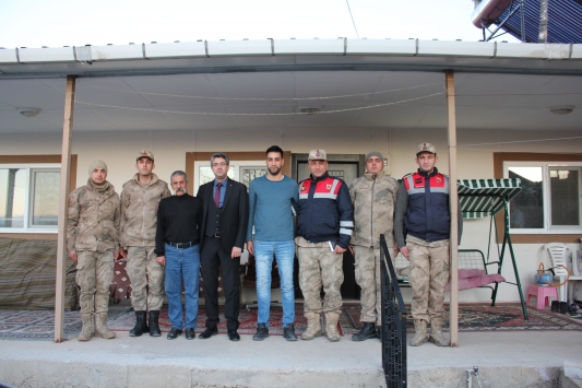Kaymakam Çalışırdan gazi Uzman Çavuş Kürşat Özdene evinde ziyaret