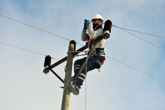 VEDAŞ ekipleri, elektrik arızasını gidermek için karlı tepelere tırmandı