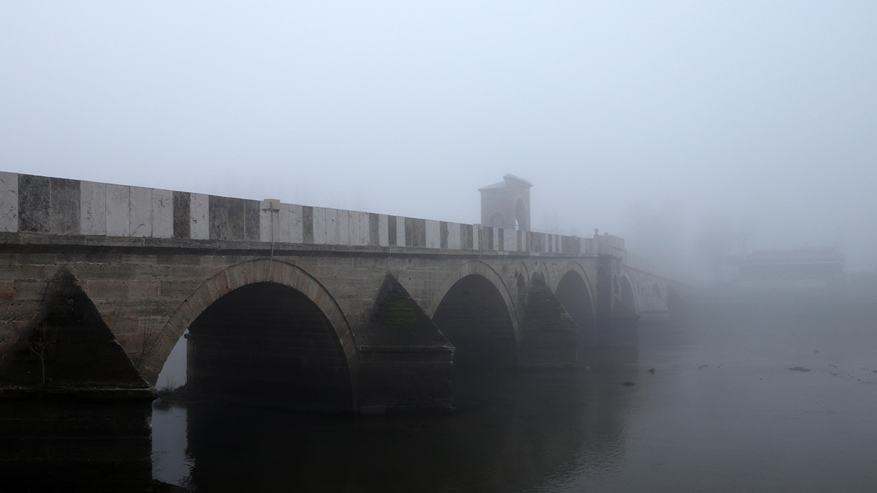 Görüş mesafesinin azalması, küçük çaplı trafik kazalarına neden oldu. Polis ekipleri trafiğin yoğun olduğu bölgelerde sürücüleri dikkatli olmaları yönünde uyardı.