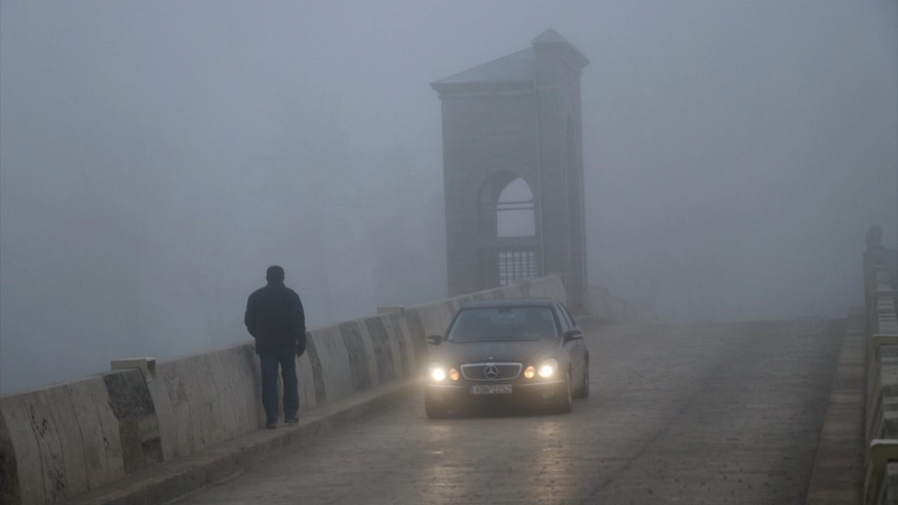 Hava sıcaklığının sıfırın altında 1 derece ölçüldüğü kentte sisin akşam saatlerine kadar etkili olması bekleniyor.