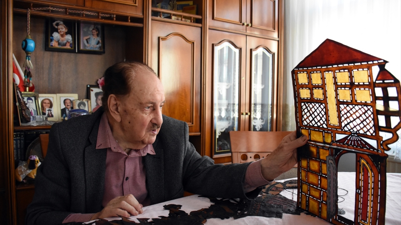 "Ferhat ile Şirin" ve "Leyla ile Mecnun" isimli oyunları yeniden hayal perdesine taşıyan Özlen, 24 yıllık sanat yaşamında yurt içi ve dışında birçok ödül alırken 2008 yılında Kültür ve Turizm Bakanlığı "Yaşayan İnsan Hazineleri" ödülüne layık görüldü.