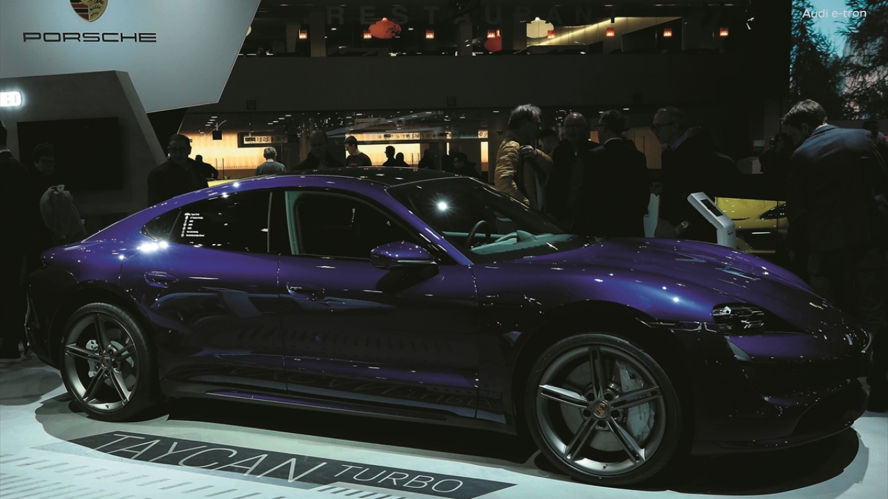 Fuarda Porschel`nın Taycan Turbo modeli de yer aldı.