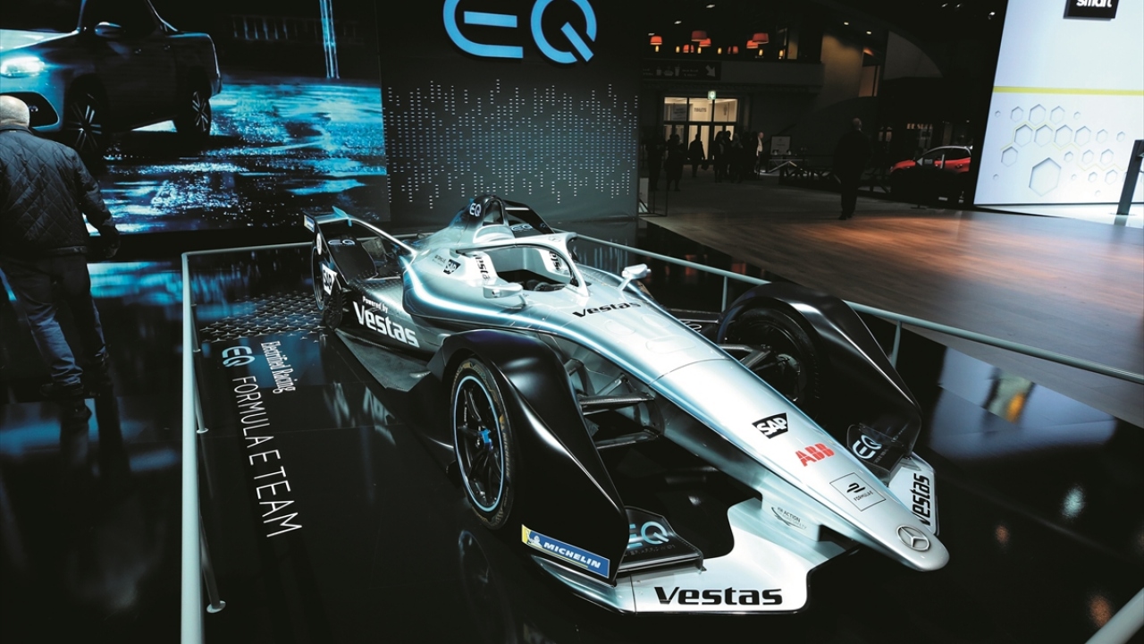 Fuarda Mercedes`ın Elektrikli yarış arabası EQ modeli de yer aldı.