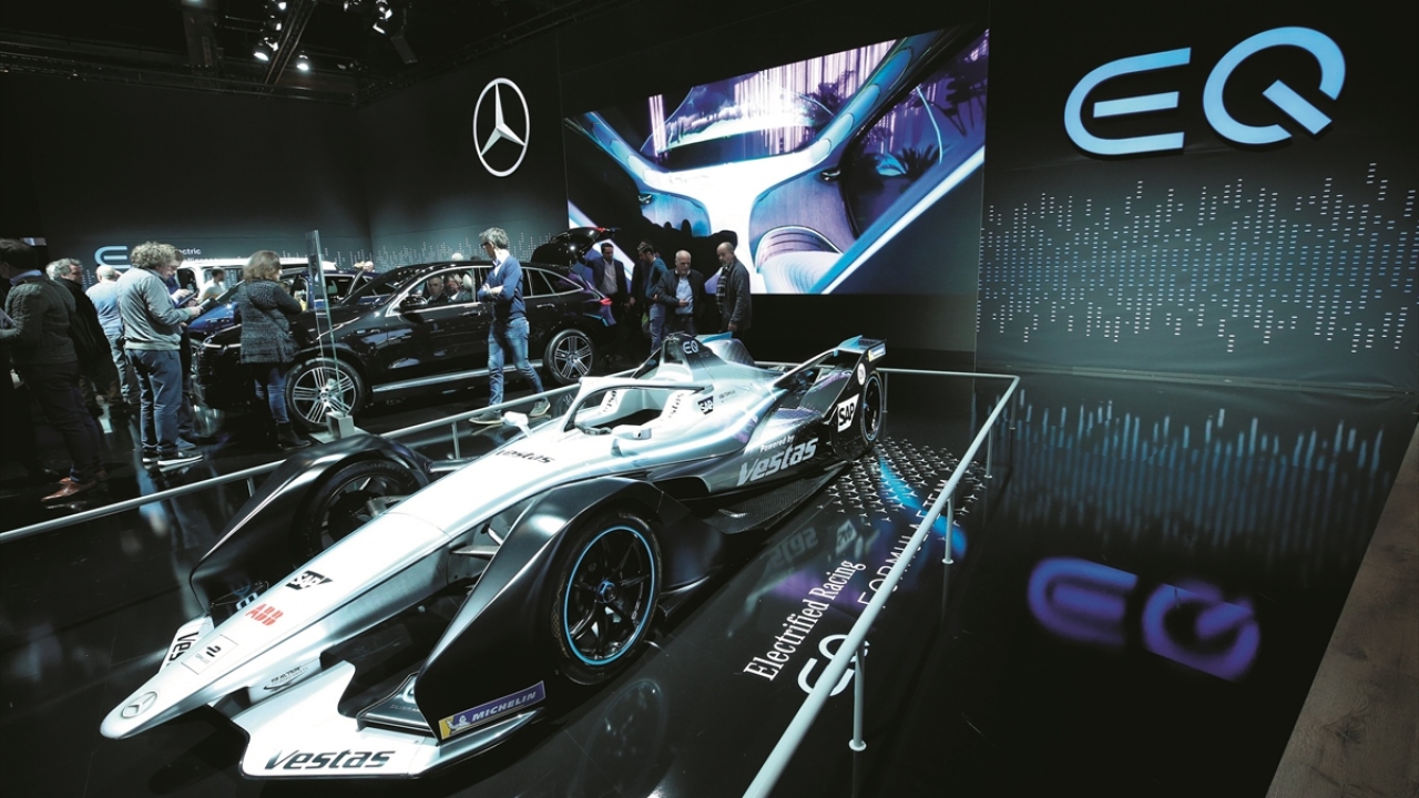 Fuarda Mercedes`ın Elektrikli yarış arabası EQ modeli de yer aldı.