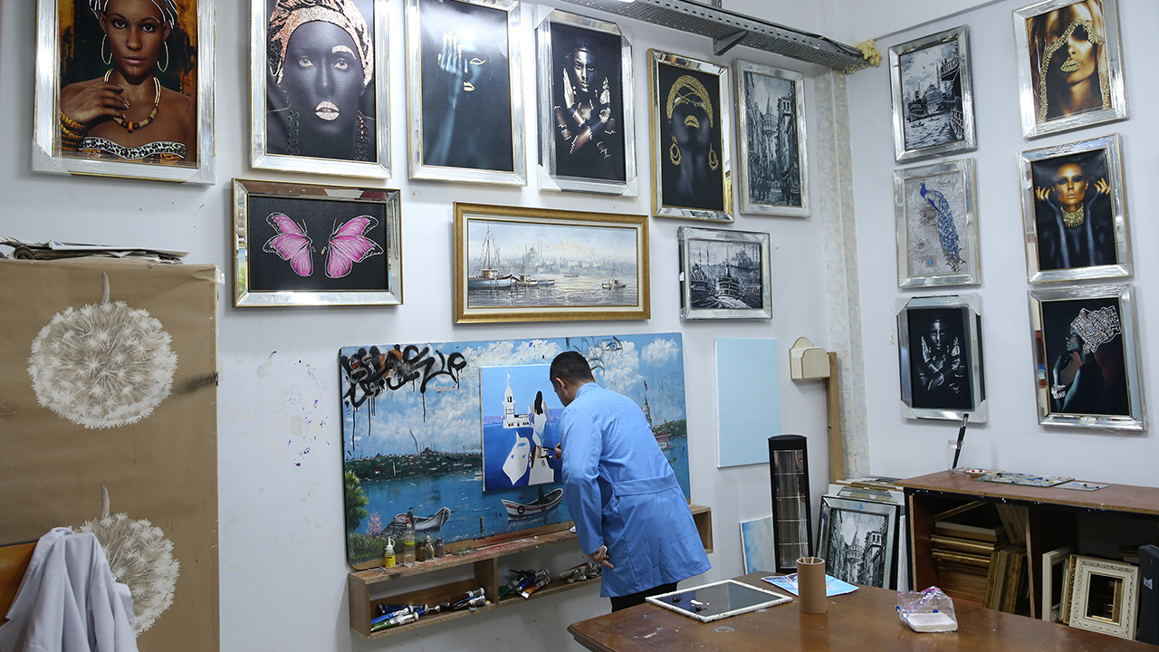 Hükümlülerin topluma yeniden kazandırılması ve meslek sahibi olmalarının sağlanması amacıyla açık cezaevleri içinde kurulan üretim atölyelerinde birçok iş kolunda hükümlülere meslek sahibi olma imkanı sunuluyor.