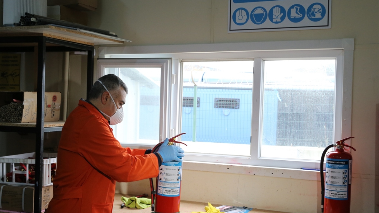 Öte yandan bu atölyede günlük 450 yangın tüpü dolumu gerçekleştiriliyor.