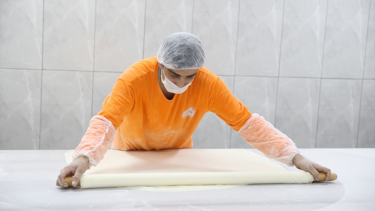 Fırın ve unlu mamuller atölyesinin 1170 metrekare alana kurulu olduğunu belirten Üçok, burada 100 hükümlünün çalıştığını, 8 memurun görev yaptığını söyledi.