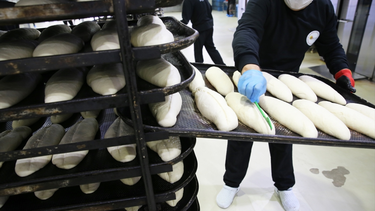 Unlu mamuller atölyesinde gıda teknisyeni ve atölye şefi olan Hatice Kübra Üçok, burada Trabzon ekmeğinden simit ve poğaçaya, baklavadan yufkaya kadar birçok unlu mamulün üretiminin yapıldığını anlattı.