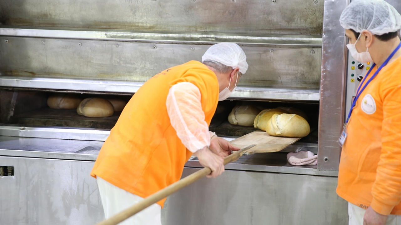 Üçok, atölyede günlük 30 bin ekmek üretildiğini, 2 bin poğaça, simit ve açma yapıldığını ifade etti.